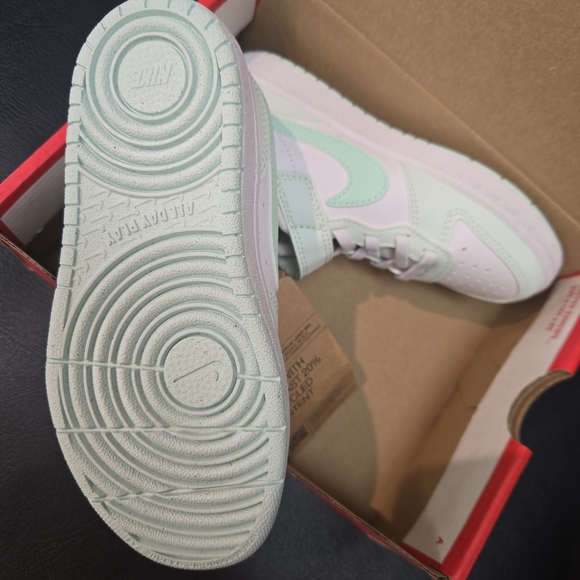 Nike Kids Sneakers in Mint and White - Picture 2 of 4